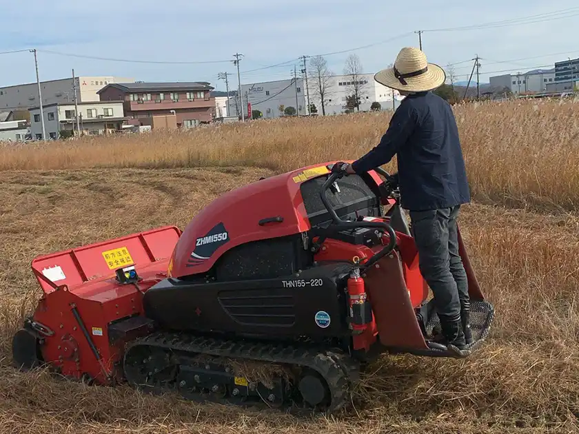 機械による広範囲の草刈り作業